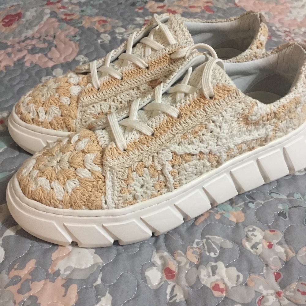 Free People NEW! Crochet Tennis Shoes, size 39 / 9